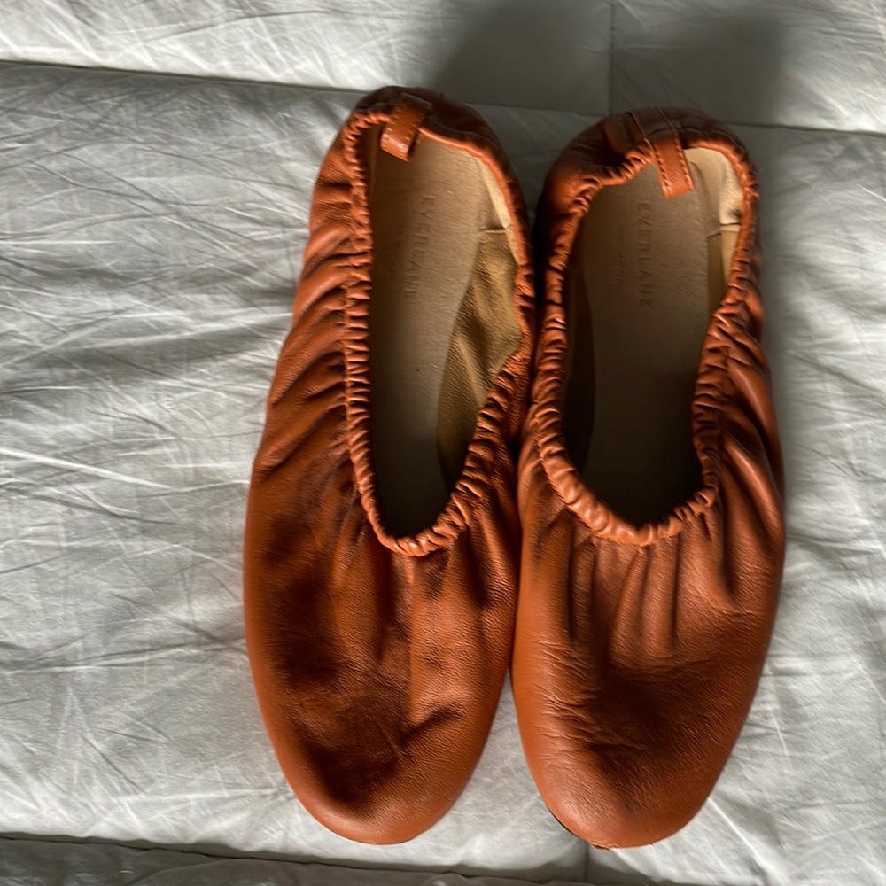 Everlane leather flats in gently used condition